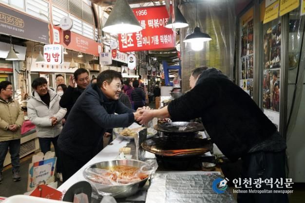 전통시장을 방문한 정문헌 구청장의 모습