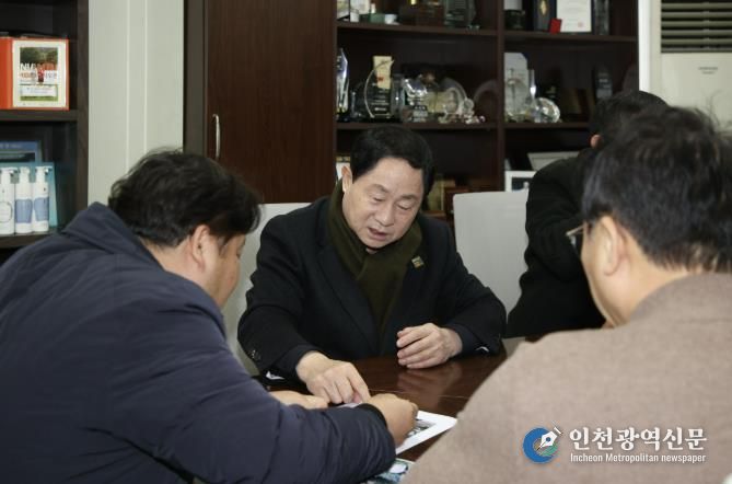 관내 기업의 애로사항을 청취 중인 주광덕 시장