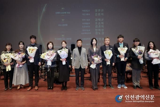 31일 시청 온누리실에서 열린 종무식에서 신상진 성남시장과 시상을 받은 우수 공무원들이 기념촬영을 하고 있다