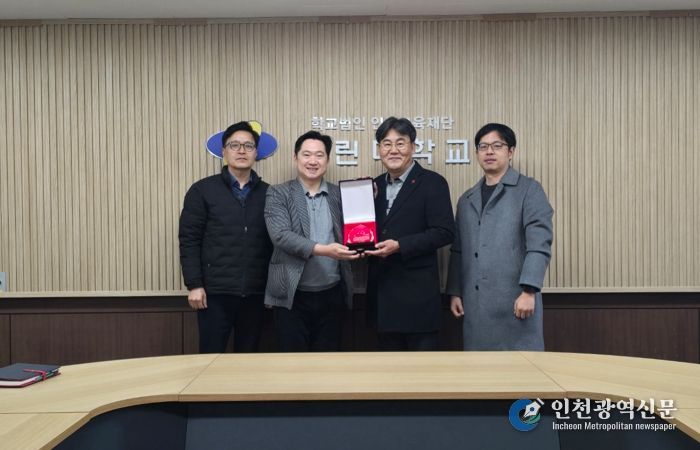 전경국 선린대학교 평생교육원장 감사패 수여 기념촬영