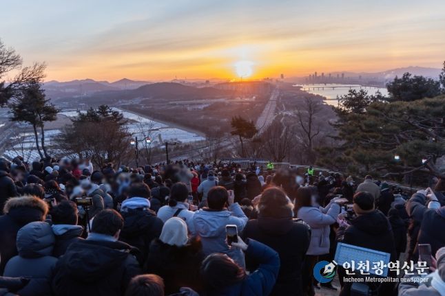 시민들이 행주산성에서 2026년 첫 일출을 바라보고 있다.