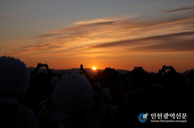 영천청년상우협의회는 1일 해맞이 행사를 영천전투메모리얼파크 전망타워 일원에서 개최했다.