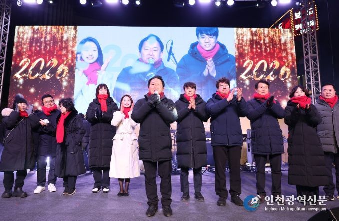 31일 밤 10시부터 1월 1일 0시 30분까지 신촌 연세로 스타광장에서 열린 ‘2026 신촌 카운트다운 콘서트’에서 이성헌 서대문구청장이 참여 시민들에게 새해 인사를 하고 있다.