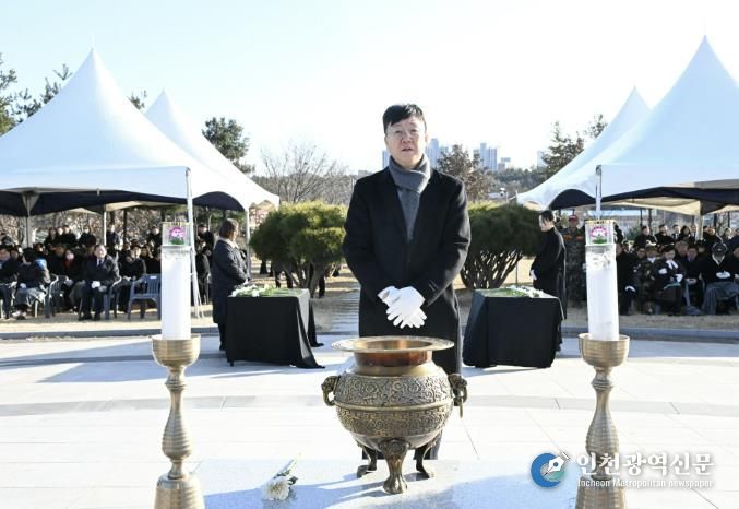 이민근 안산시장이 1일 원곡공원 내 현충탑에서 국가를 위해 희생·헌신한 분들에 대한 참배를 하고 있다.