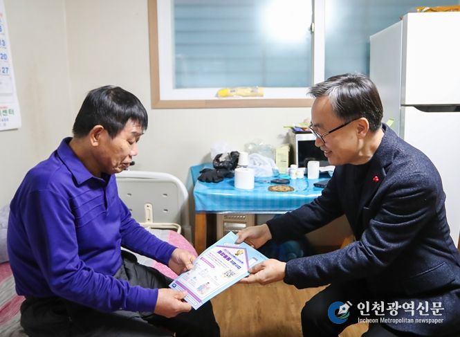 유성훈 금천구청장이 통합돌봄 대상 가구에 방문해 통합돌봄 지원사업을 설명하고 있다