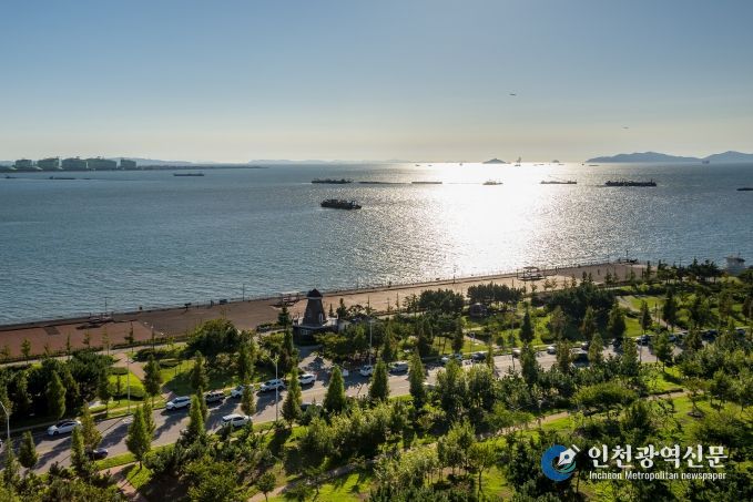 송도센트럴파크는 약 40만㎡ 규모로, 도심 한가운데 천연 해수를 끌어들인 인공수로가 흐르는 국내 최초의 수상형 도심공원이다. 카누·수상택시 등 수상레저를 즐길 수 있고, 한옥마을·트라이볼 등 문화공간과 어우러져 도심 속 힐링과 문화가 공존하는 상징적 공간이다.