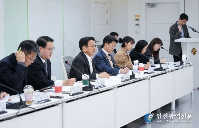 강기정 광주광역시장이 5일 오후 시청 소회의실에서 열린 ‘광주·전남 행정통합 추진기획단 제1차 실무회의’를 주재하고, 행정통합 추진을 위한 실행 방향 등을 논의하고 있다. /광주광역시 제공