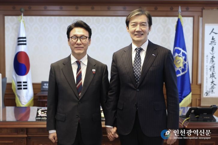 김민석 국무총리가 5일 세종대로 정부서울청사에서 조국, 조국혁신당 대표와 면담을 하고 있다.