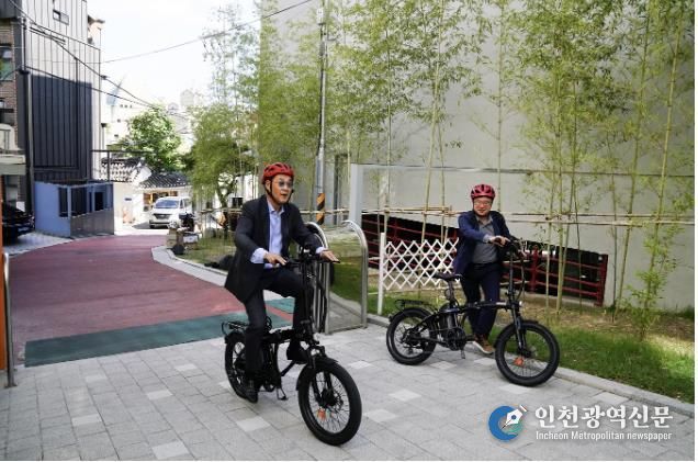 자전거를 타고 관내 점검에 나선 정문헌 구청장의 모습