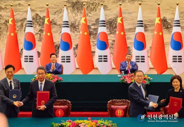 이명구 관세청장(오른쪽에서 두번째)이 5일 중국 베이징에서 쑨 메이쥔 중국 해관총서장과 지식재산권 보호를 위한 상호 협력에 관한 양해각서를 체결한 뒤 기념 촬영하고 있다.