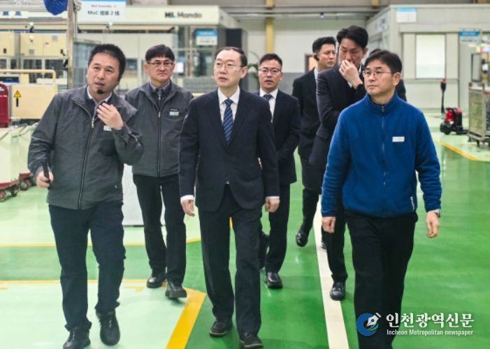 이명구 관세청장(가운데)이 5일 중국 북경에 위치한 HL만도 현지 공장을 방문하여 업체의 애로사항 등을 청취한 뒤 공장을 둘러보고 있다.