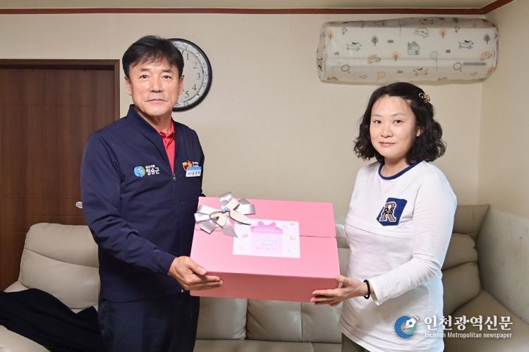 청송군, 여섯째 아이 출산 가정 축하...출산 지원 정책 눈길