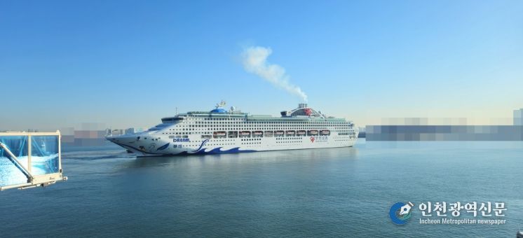 인천항 크루즈 터미널에 “천진동방국제크루즈(Tianjin Orient International Cruises)사의 ‘드림(Dream)’호가 입항하고 있다