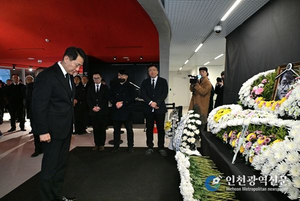 오세훈 서울시장이 6일(화) 충무로 서울영화센터에 마련된 고(故) 안성기 배우 추모공간을 찾아 헌화 후 묵념하고 있다.