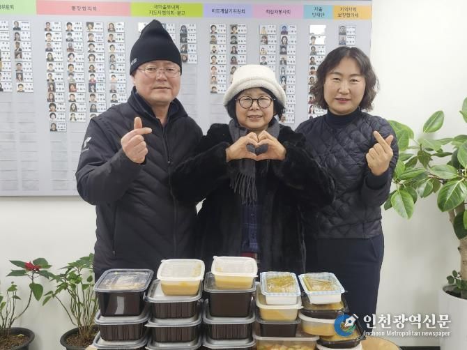 인창동 행정복지센터에서 유정희 회장과 밑반찬 전달식을 진행하고 있다.