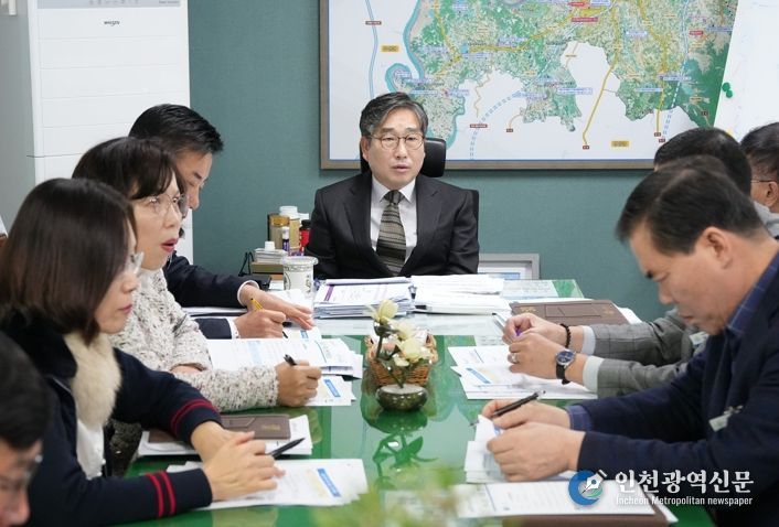 강상구 부시장(가운데)이 지난 6일 국장, 부서장들과 함께 2026년 정부 업무계획 선제 대응을 위해 회의를 개최했다.