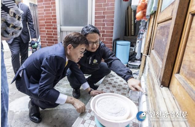 정문헌 구청장이 서촌 흰개미 방제 한옥을 방문했다(2024)