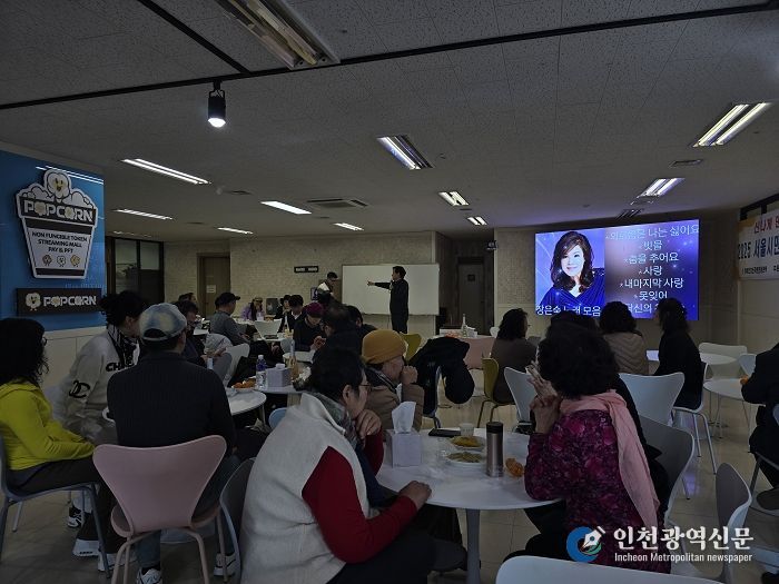 신곡 “아파요아파요”와 가수 장은숙을 소개하고 있는 윤영용 대표