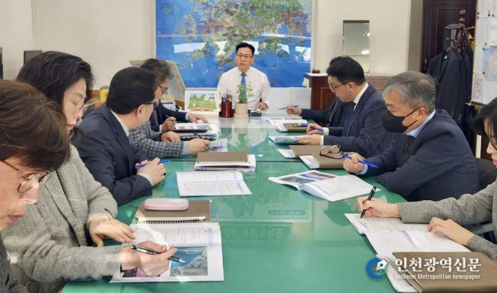 조석훈 목포시장 권한대행이 대반동·선창권역 현안업무 점검회의를 주재하고 있다.