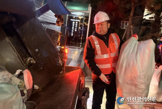 김종훈 동구청장은 9일 오전 6시 30분 방어동 일원에서 생활폐기물 수거업체 노동자와 함께 작업 현장에서 폐기물 수거 체험을 하고 있다.