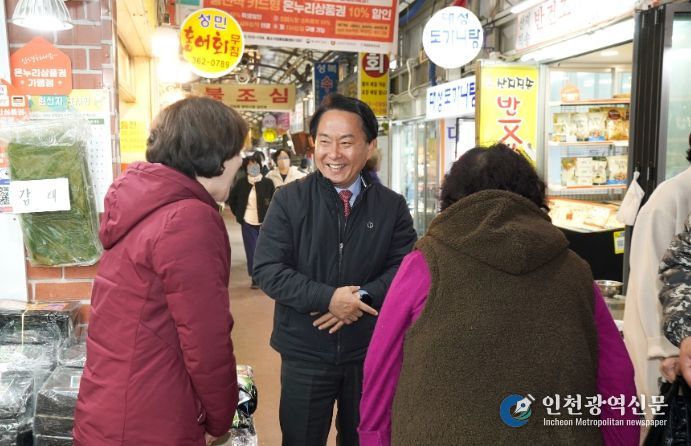 서대문구 천연동에 소재한 독립문영천시장이 최근 중소벤처기업부가 주관한 ‘문화관광형시장 육성사업’ 공모에서 선정됐다. 사진은 이성헌 구청장이 이곳 시장을 찾아 상인들과 대화하는 모습.