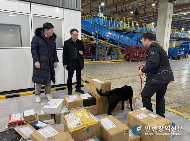 김정 관세청 조사국장(가운데)이 12일 서울 광진구 동서울우편집중국을 방문해 국제우편물 마약류 2차 검사 시범사업 운영 상황을 점검하고 있다.
<p> </p>
<p>