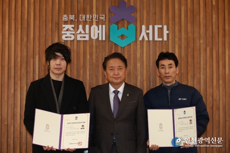 충북도 지정 무형유산 전승자 인정서 수여(왼쪽부터 양창언 씨, 감영환 지사, 유동열 씨)