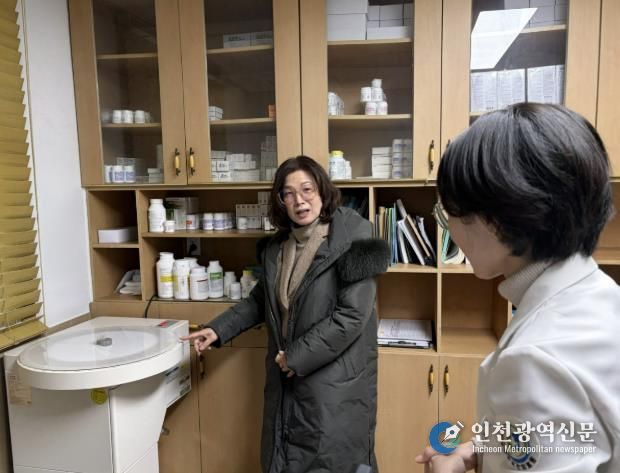 지난 14일, 한현택 지역의료과장이 목면 지곡보건지료소를 방문해 근무자들을 격려하고 있다.