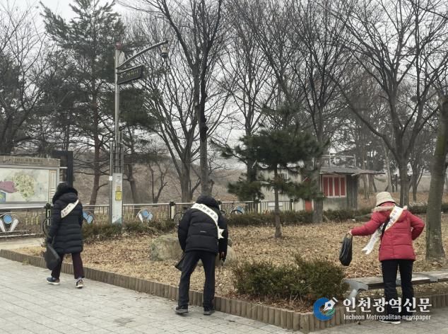 상록시니어클럽 회원들이 담배꽁초를 줍는 플로깅 활동을 하고 있다.