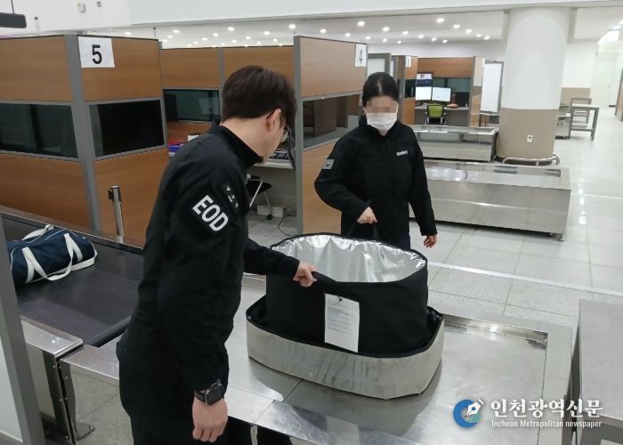 인천항만공사와 국가정보원 지부, 인천항보안공사가 인천국제여객터미널에서 합동 보안훈련을 실시하고 있다.