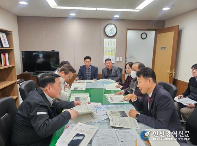 22일 충남도청을 방문한 이종택 천안시 전략산업국장이 안호 충남도 산업경제실장, 성만제 충남도 보건복지국장과 함께 천안시 주요 현안 해결을 위한 협업 방안을 논의하고 있다.