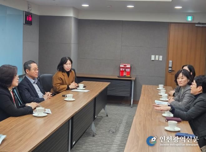 22일 윤은미 천안시 복지정책국장이 충남도청 보건복지국과 인구전략국 등 복지 관련 부서를 방문해 현안 사업을 설명하고 있다.