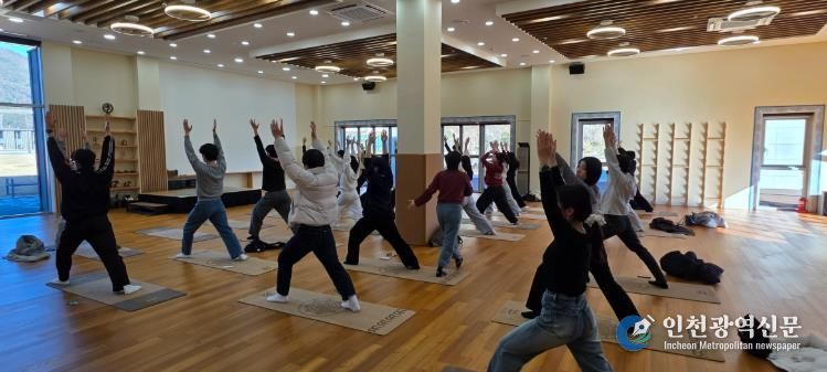 22일 요가컬처타운을 방문한 경남교육청교육연수원 연수생들이 인도정통 요가를 체험하고 있다.