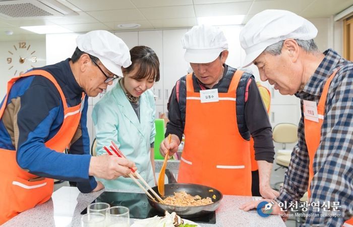 양천구, ‘아버지 영양교실’에서 요리실습 중인 어르신 모습