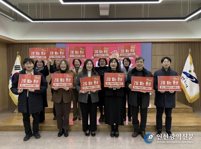 이경숙 복지국장(앞줄 오른쪽 세번째)이 23일 무한돌봄센터 운영위원회 위원들과 기념촬영을 하고 있다.