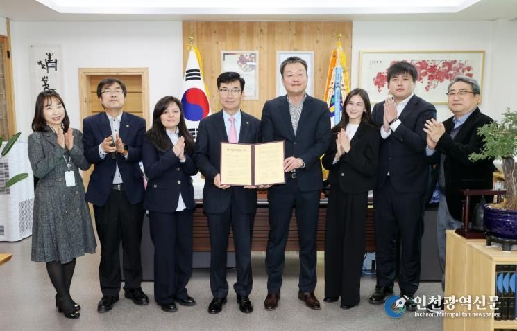 왼쪽부터 충북교육청 장학사 김태경 , 충북교육청 유초등교육과장 홍승표, 타슈켄트한국교육원 유학지원팀원 포티마, 교육감 윤건영, 타슈켄트 한국교육원장 이영웅, 타슈켄트한국교육원 교육교류팀장 디노라, 타슈켄트한국교육원 기획팀장 문성호, 충북교육청 글로벌인재팀장 송교준