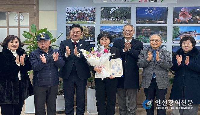 양평군청 김은정 주무관(가운데)이 국가보훈부장관 표창을 전수 받은 후 박용주 경기북부보훈지청장(오른쪽), 전진선 양평군수(왼쪽) 및 보훈단체장 등에게 축하를 받고 있다.