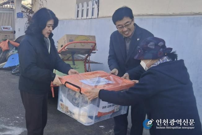 27일 노인여성아동과에서 폐지 수집 어르신을 방문해 방한키트를 전달하고 있다.