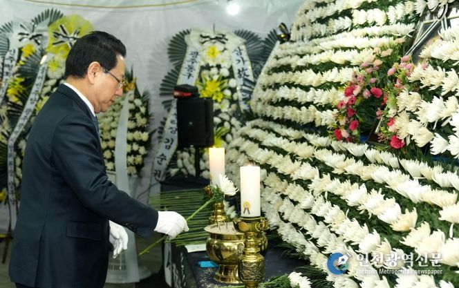 김영록 전라남도지사가 28일 광주 5·18 민주광장에 마련된 고 이해찬 민주평통자문회의 수석부의장 분향소를 방문해 조문하고 있다.