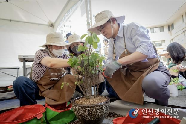 찾아가는 반려식물 관리서비스 현장에서 분갈이 중인 이기재 양천구청장