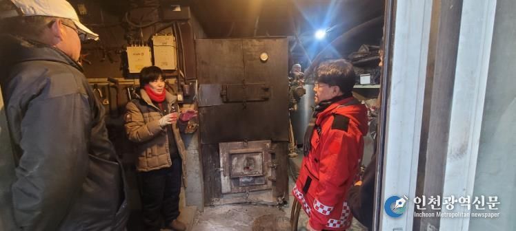 이정곤 밀양 부시장이 산불 예방을 위해 화목보일러 사용가구를 방문해 안전 수칙 준수를 당부하고 있다.