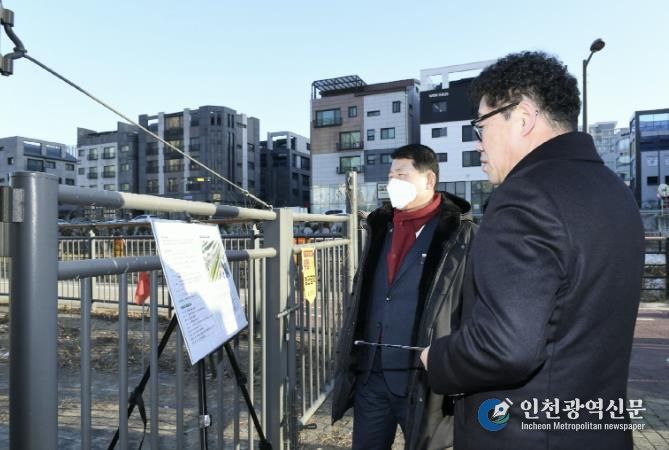 갈매2저류지에 방문해 갈매동 공영주차장 조성 사업 추진 현황을 보고받고 있는 백경현 구리시장