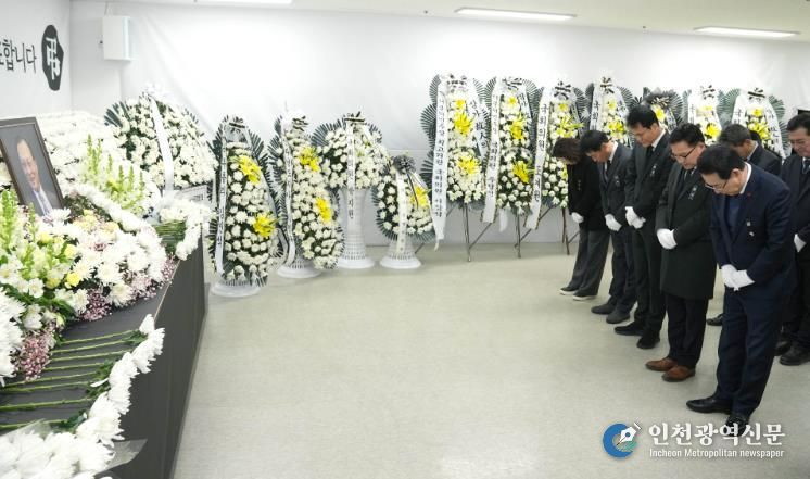 고 이해찬 민주평통자문회의 수석부의장 분향소 조문 사진-김영록 전라남도지사가 29일 더불어민주당 전남도당에 마련된 고 이해찬 민주평통자문회의 수석부의장 분향소를 방문해 실·국장들과 조문하고 있다.