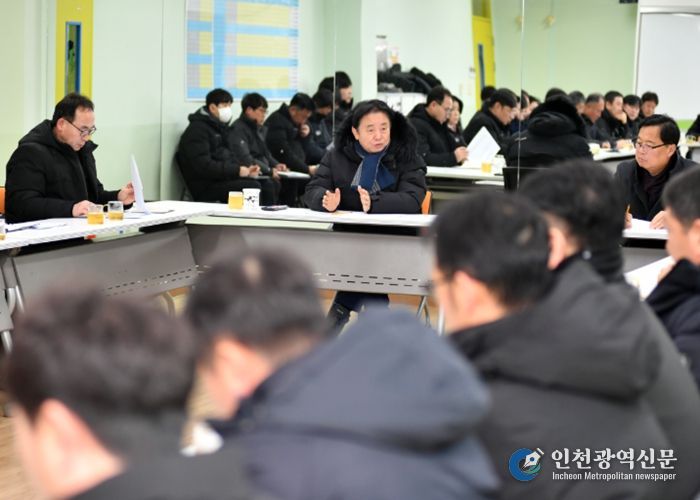 2026 화천산천어축제 일일 업무보고회의가 30일 오전 화천 청소년 수련관에서 최문순 군수를 비롯한 실과소장들이 참석한 가운데 열렸다