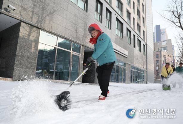 박강수 마포구청장이 공덕동 만리재로 일대에서 전동식 제설장비를 활용해 보도 제설작업을 하고 있다.