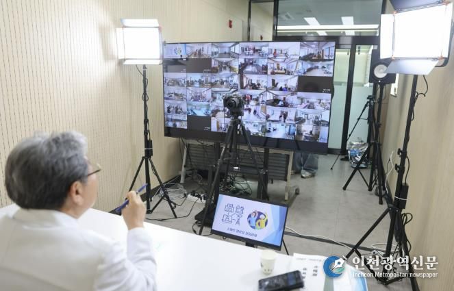 스마트경로당을 활용해 찾아가는 건강 강좌를 진행하는 최병용 단양군보건의료원장