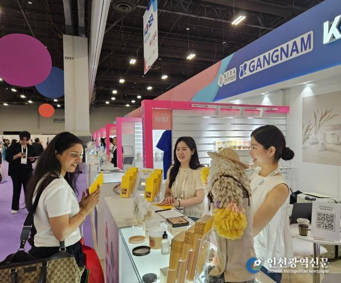 지난해 7월 라스베가스 코스모프로프 전시회_강남관에서 현장 바이어 응대