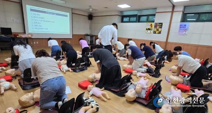 구청에서 이루어지는 심폐소생술 교육 현장