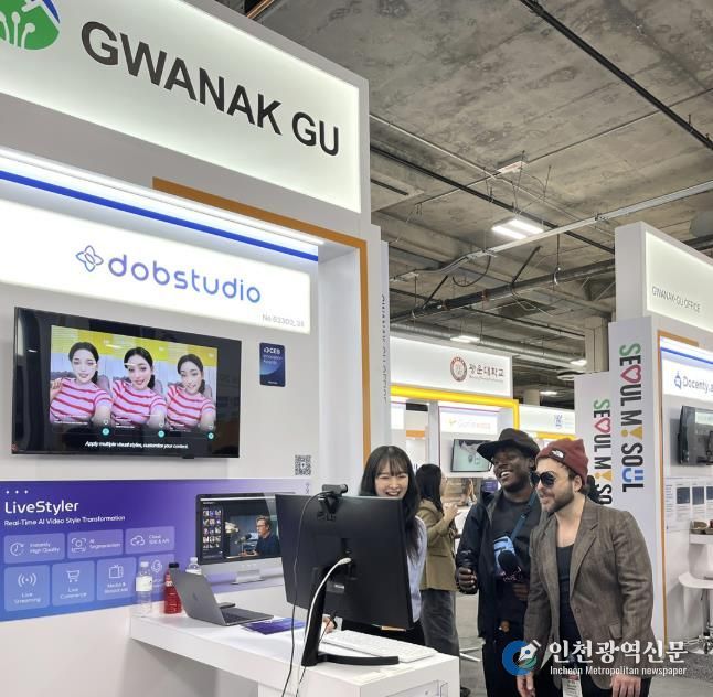 CES 2026 혁신상을 수상한 디오비스튜디오 부스에서 해외 관계자에게 ’라이브 스타일러‘ 기술을 선보이고 있다
