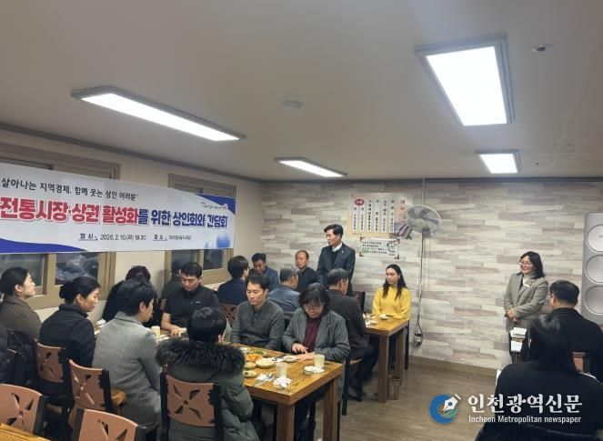 안병구 밀양시장이 밀양아리랑시장 내 식당에서 원도심 상인회와 간담회를 갖고 있다.